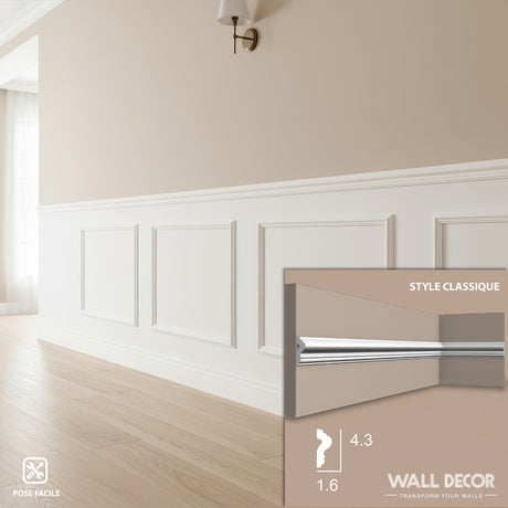 Une pièce lumineuse avec un sol en bois clair, des murs beiges et un lambris Kit Moulures Soubassement Alexis - Style Haussmannien Classique de MURS 3D by WALL DECOR. Un encart présente un gros plan du style et des dimensions du lambris.