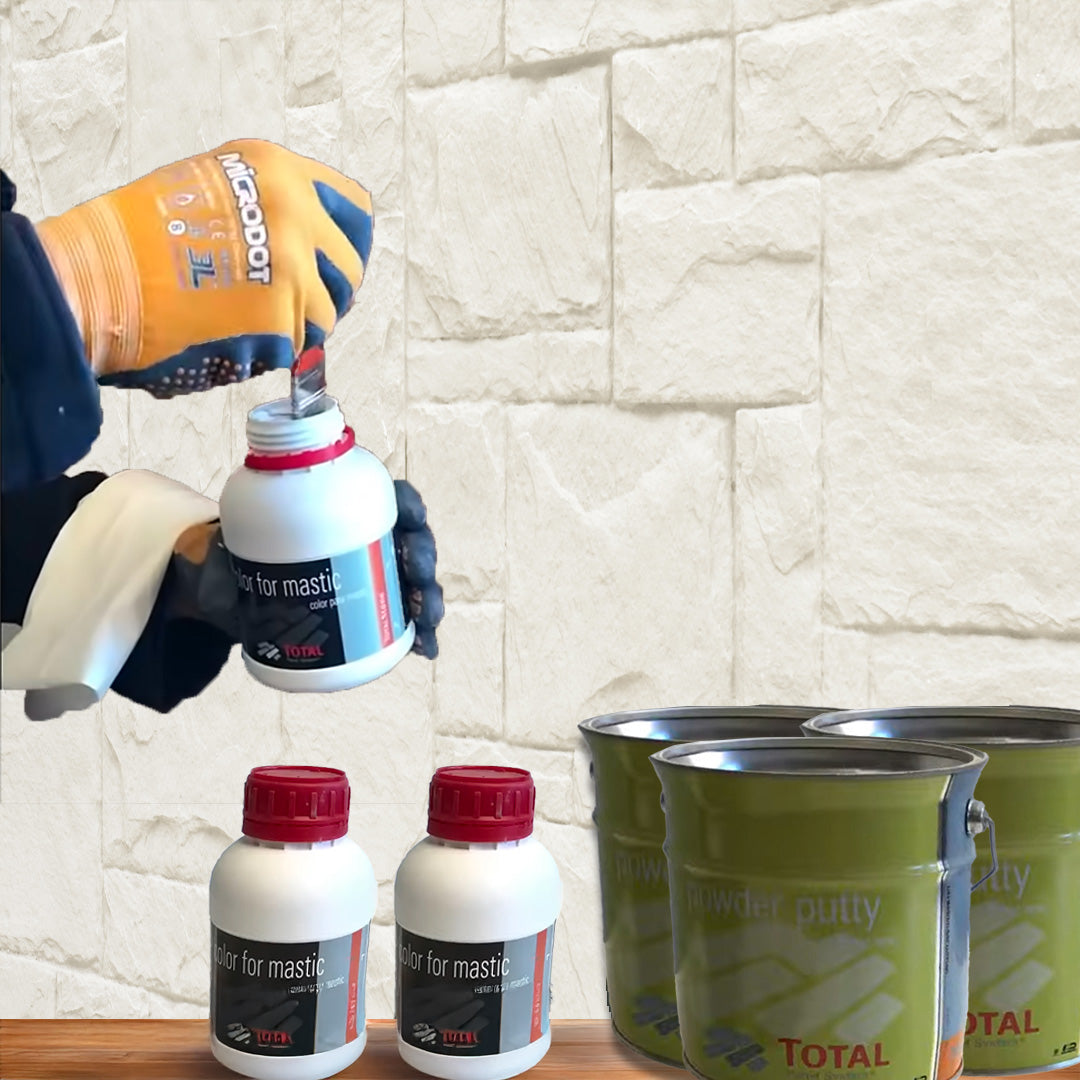 Une personne portant des gants orange ouvre une bouteille blanche étiquetée Covering Panels™. Deux bouteilles similaires et deux bidons verts sont exposés devant un mur de pierre à côté du Kit de Finition Parement Mural : Kit Pour poser 12 Panneaux Covering Panels.