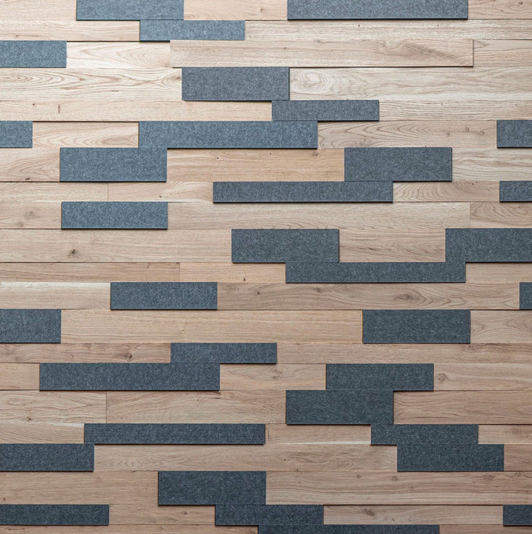 Le Mur en Bois Acoustique Natural by Wood & Wall Decor™ présente des panneaux rectangulaires gris foncé en quinconce sur des planches de bois marron clair, créant un motif géométrique et moderne pour un look élégant et contemporain.