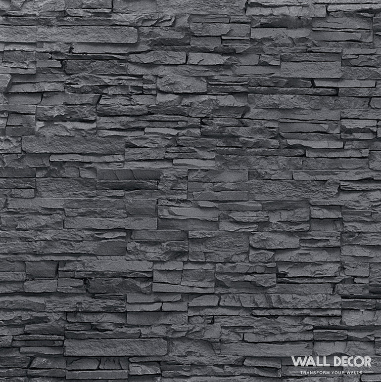 Un panneau mural texturé gris foncé Plaque Pierre Noire ardoise - Laja par Covering Panels™ (2,85m x 1,3m) présente des pierres rectangulaires empilées de façon inégale et une finition naturelle rugueuse, avec 