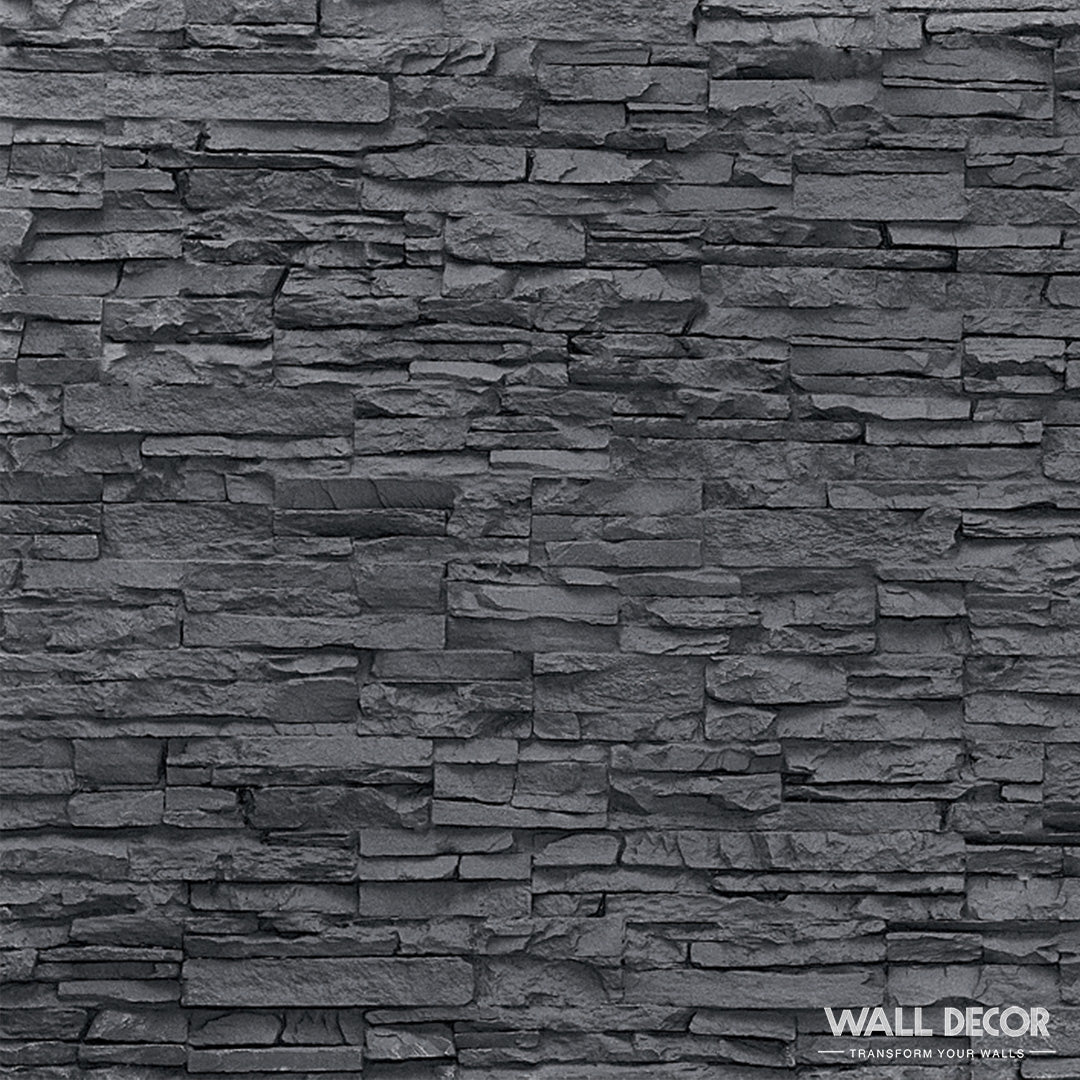 Un panneau mural texturé gris foncé Plaque Pierre Noire ardoise - Laja par Covering Panels™ (2,85m x 1,3m) présente des pierres rectangulaires empilées de façon inégale et une finition naturelle rugueuse, avec "WALL DECOR" et "TRANSFORM YOUR WALL" en bas à droite.