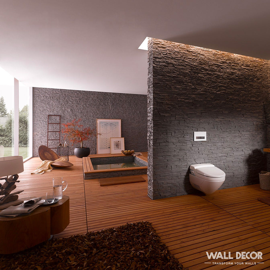 Salle de bains moderne comprenant un Covering Panels™ Plaque Pierre Noire ardoise - Laja (2,85m x 1,3m) mur d'accent, des toilettes murales, des sols en bois, une baignoire encastrée et une grande fenêtre avec vue sur la verdure. Le décor minimaliste et l'éclairage doux évoquent une ambiance de spa.