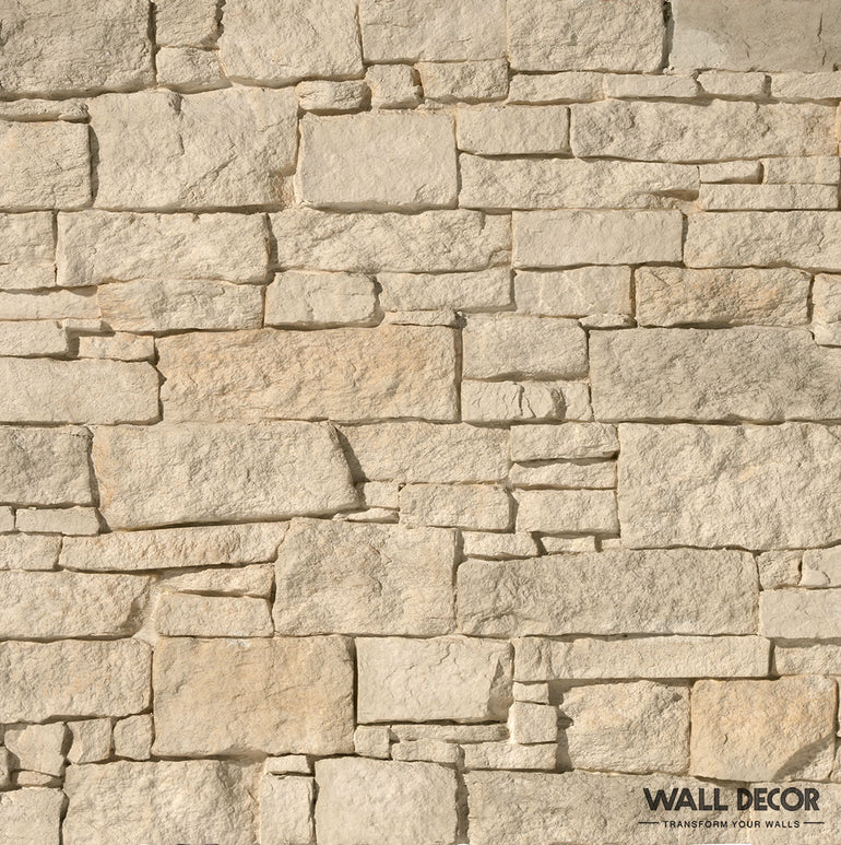 Vue rapprochée de Parement Pierre Terruel claire by Panespol™-un mur en pierre beige aux formes et tailles irrégulières, texture naturelle rugueuse. La mention 