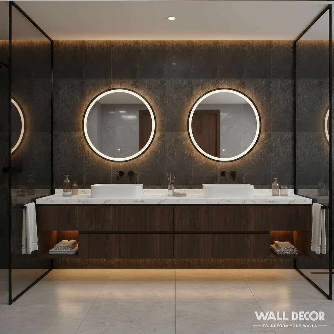 Une salle de bains moderne présente un meuble-lavabo double avec deux miroirs rétroéclairés au-dessus de lavabos blancs sur bois, placés sur des murs en marbre foncé revêtus de Panneaux SPC Pierre Noire Lisbonne by Murs 3D by Wall Decor pour un style épuré et contemporain.