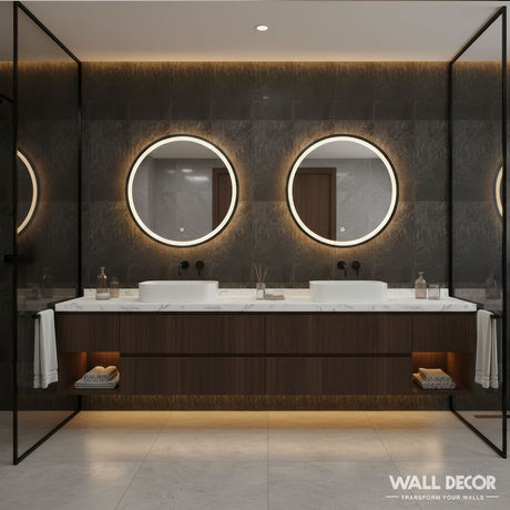 Une salle de bains moderne présente un meuble-lavabo double avec deux miroirs rétroéclairés au-dessus de lavabos blancs sur bois, placés sur des murs en marbre foncé revêtus de Panneaux SPC Pierre Noire Lisbonne by Murs 3D by Wall Decor pour un style épuré et contemporain.