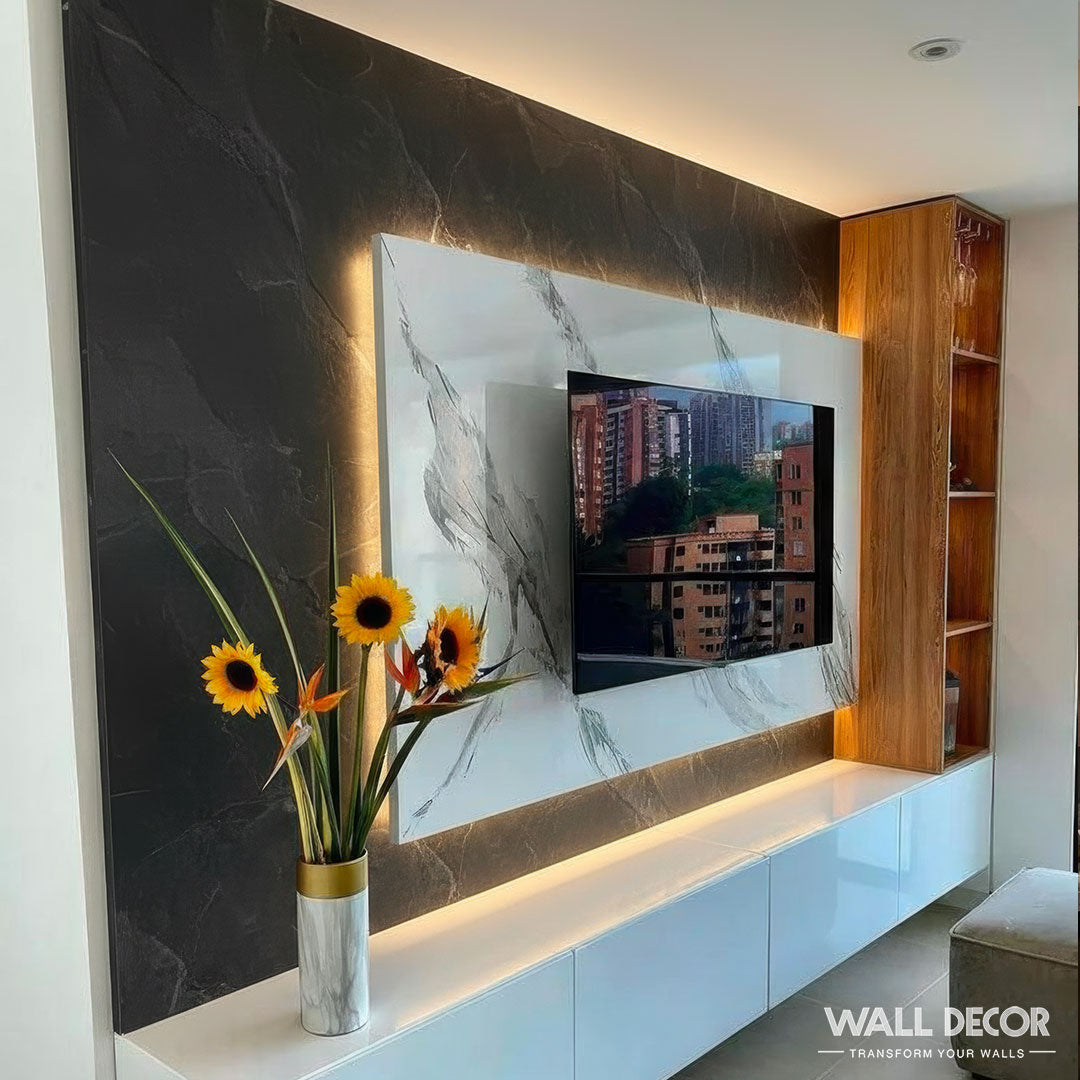 Un mur de salon moderne avec Murs 3D de Wall Decor Panneaux SPC Pierre Noire Lisbonne, une armoire blanche sous une télévision montée, une étagère en bois à droite et un vase de tournesols sur l'armoire.