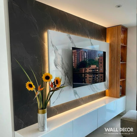 Un mur de salon moderne avec Murs 3D de Wall Decor Panneaux SPC Pierre Noire Lisbonne, une armoire blanche sous une télévision montée, une étagère en bois à droite et un vase de tournesols sur l'armoire.
