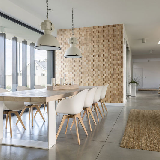 Salle à manger moderne mise en valeur par le Panneau mural bois Cless de Wood & Wall Decor™, comprenant une longue table en bois, des chaises blanches et deux lampes suspendues. De grandes fenêtres éclairent le sol en béton poli.