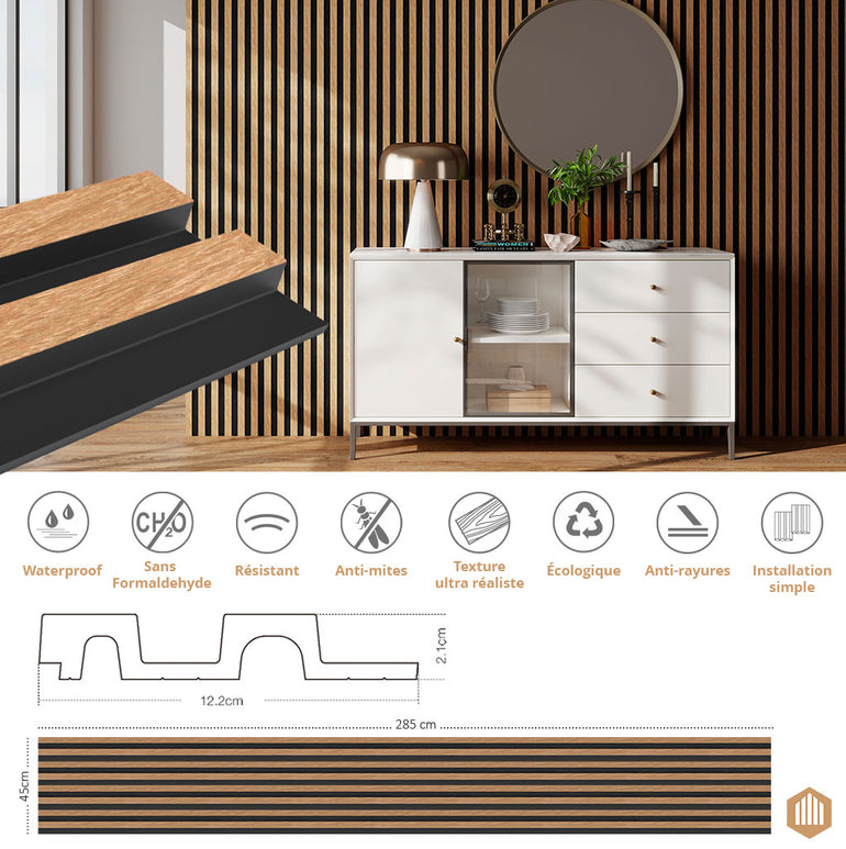 Une pièce élégante présente l'Acoupanel™ Panneau Tasseau Hydrofuge effet Chêne Naturel - Fond noir, associé à un buffet, une lampe et un miroir rond. Les icônes soulignent sa conception imperméable, durable, écologique et sans formaldéhyde.