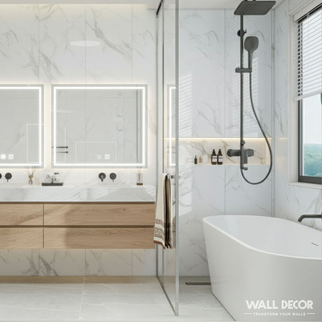 Salle de bain moderne avec Panneaux SPC Marbre Blanc Oslo de Murs 3D by Wall Decor (boîte de deux panneaux de 2,6 m x 40 cm) recouvrant les murs pour un aspect marbre chic, associé à des meubles-lavabos flottants, des miroirs LED, une baignoire autoportante et des luminaires noirs.