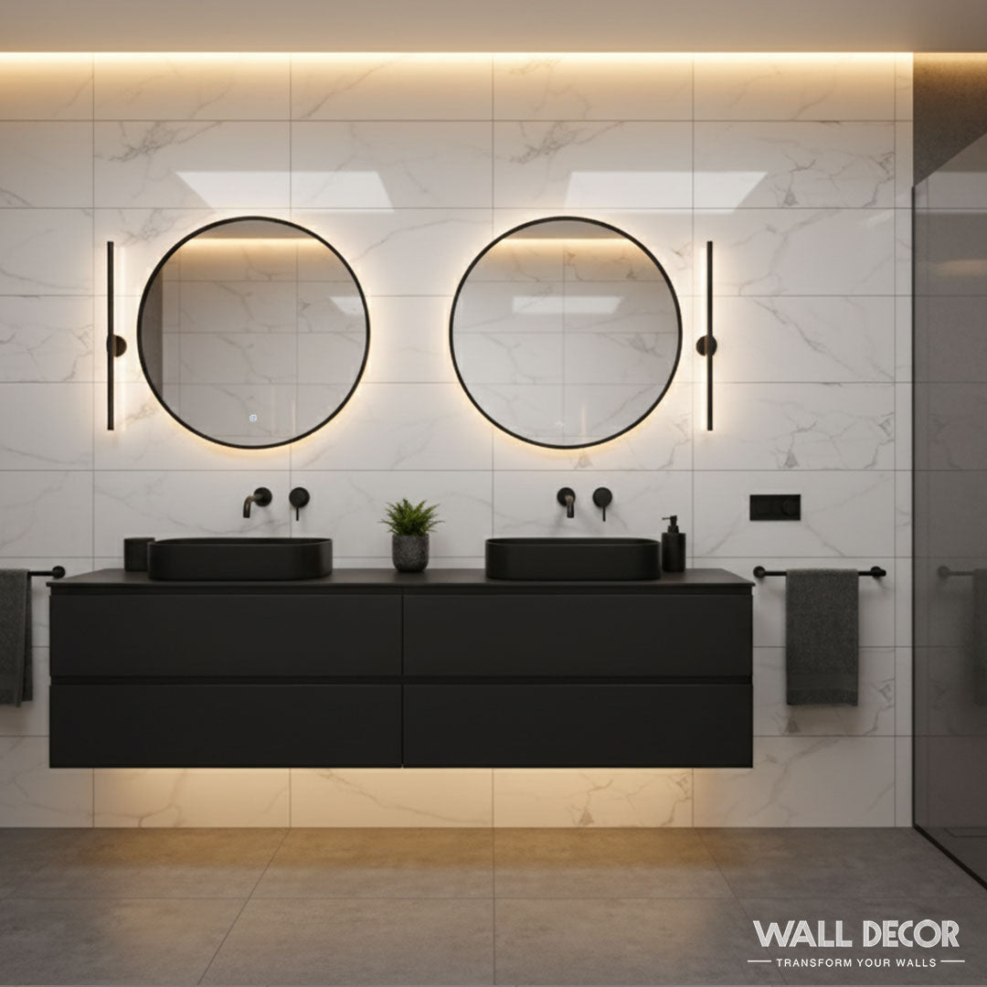 Salle de bains moderne avec deux miroirs rétroéclairés au-dessus d'un meuble-lavabo noir flottant et de deux lavabos. Les panneaux SPC Marbre Blanc Oslo de Murs 3D by Wall Decor ajoutent de l'élégance aux murs - idéal pour un look épuré et contemporain.