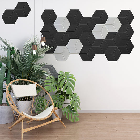 Une pièce moderne avec une chaise en rotin, des plantes vertes et des lampes suspendues comporte un mur décoratif avec des panneaux acoustiques noirs texturés Murs 3D by Wall Decor Panneaux Acoustiques Noirs-6 hexagonaux autocollants (30x26 cm) en noir, disposés selon un motif géométrique.