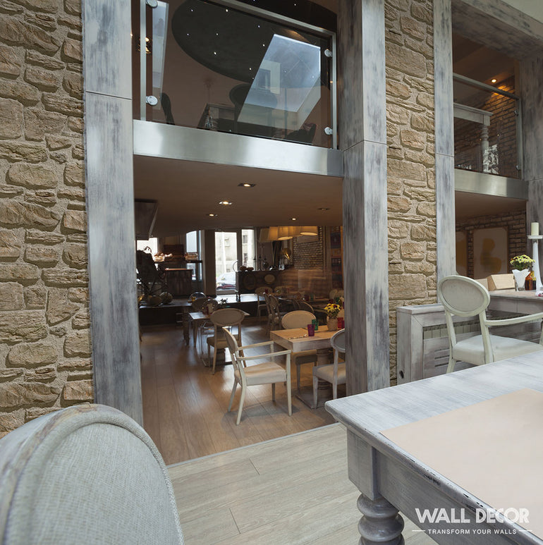 Le restaurant présente des murs en pierre Panespol™ Parement Pierre Galicia, des meubles en bois rustiques et une mezzanine. Des tables bien disposées vous invitent à vous détendre tandis que la lumière naturelle traverse de grandes fenêtres - laissez-moi vous aider à trouver votre place idéale !.