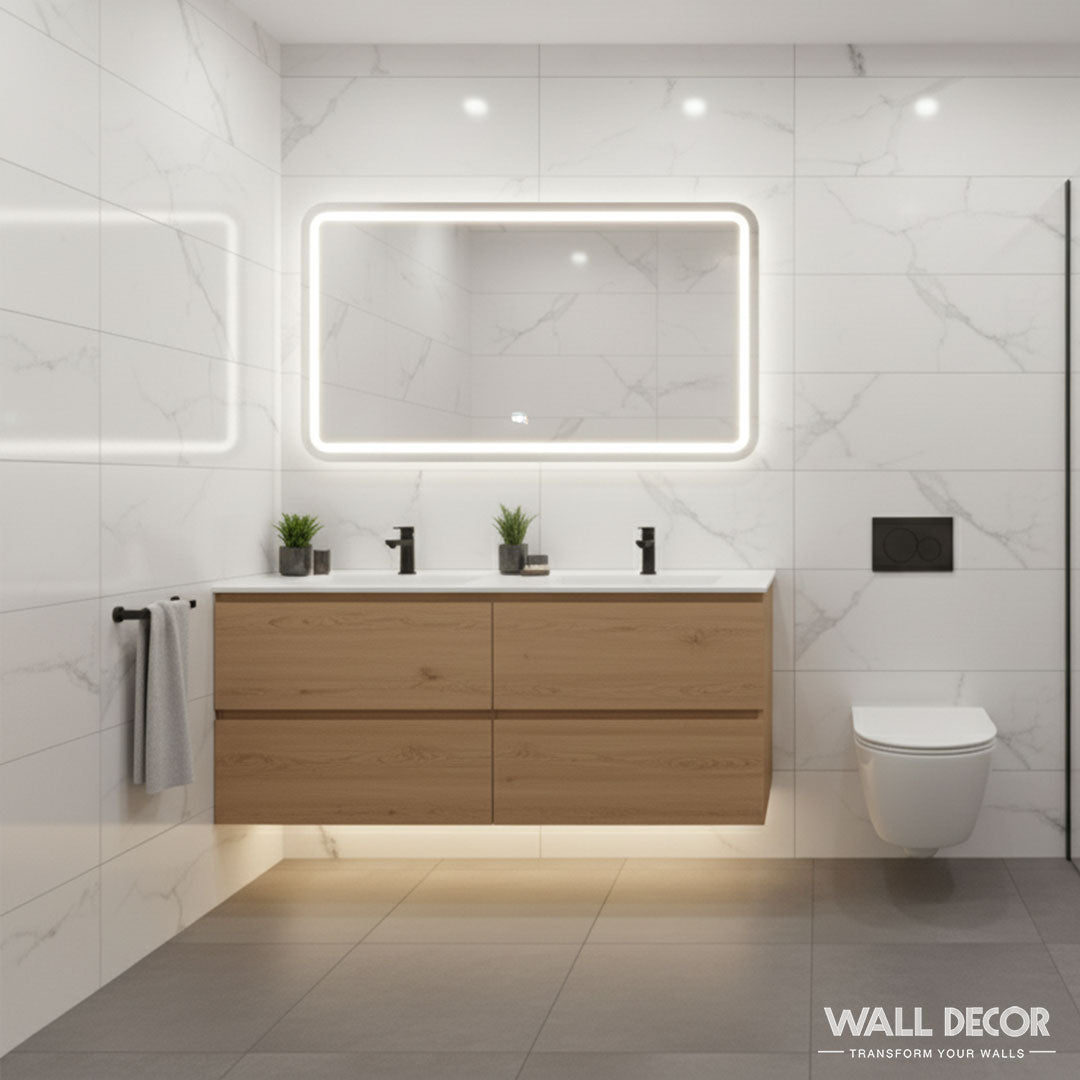 Salle de bains moderne avec Panneaux SPC Marbre Blanc Oslo de Murs 3D pour des murs épurés, un grand miroir rétro-éclairé, un meuble-lavabo flottant en bois à double évier, des luminaires noirs, des toilettes murales, un éclairage doux sous l'armoire et des plantes en pot pour une touche naturelle.