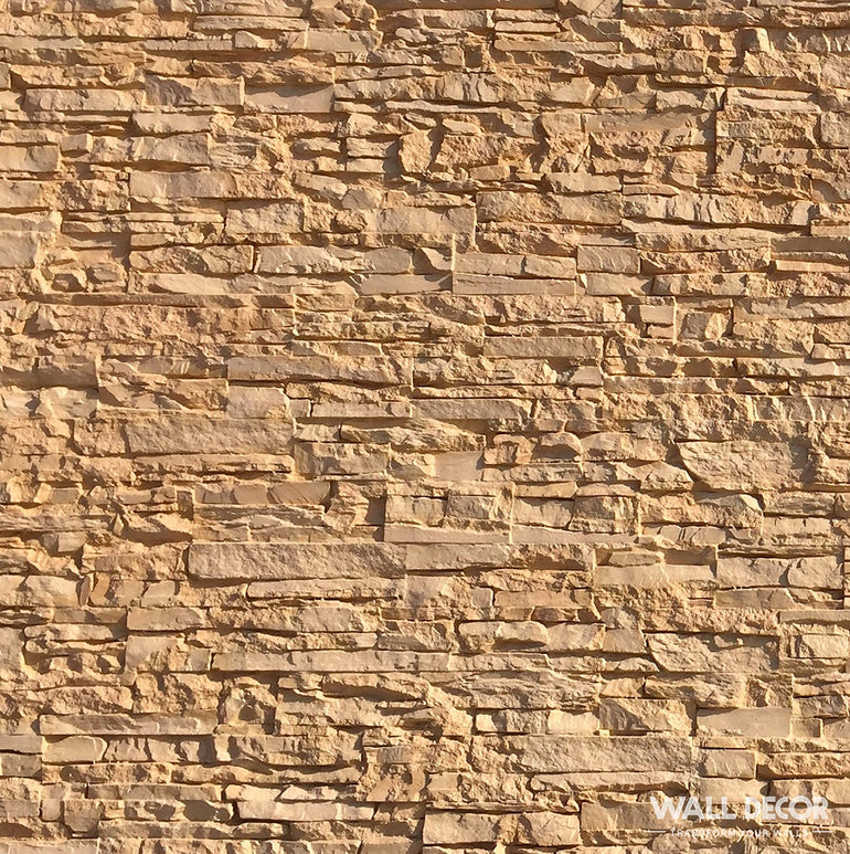 Un gros plan du panneau mural Plaque Pierre Ocre - Laja de Covering Panels™ montre sa texture de pierre beige, irrégulière et empilée horizontalement. La mention 