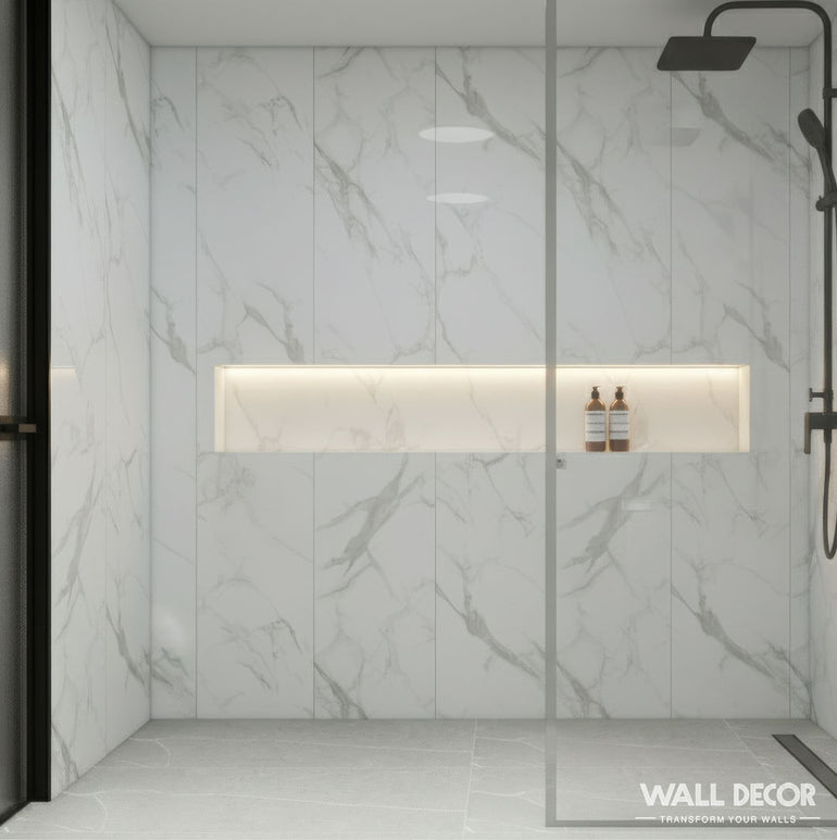 Une douche moderne avec Panneaux SPC Marbre Blanc Oslo by Murs 3D by Wall Decor, avec des panneaux muraux à effet marbre blanc, une étagère éclairée, une cloison en verre, une pomme de douche noire à effet pluie, et une marque Wall Decor subtile dans l'angle.