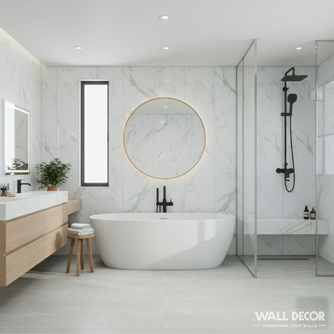Créez une salle de bains moderne en utilisant Panneaux SPC Marbre Blanc Oslo (Murs 3D by Wall Decor) pour des murs élégants à effet marbre blanc ; associez-les à un miroir rétroéclairé, une baignoire autoportante, une douche en verre, un meuble-lavabo double flottant et de la verdure.
