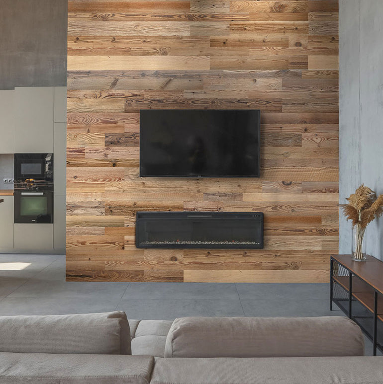 Transformez votre salon avec le Parement Bois Grange de Wood & Wall Decor™ - un mur d'accent en bois élégant associé à une cheminée épurée et un canapé beige pour un espace moderne et accueillant doté d'une cuisine et d'éléments de décoration minimalistes.