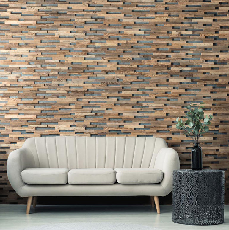 Un canapé beige et moderne du milieu du siècle est placé devant un mur de panneaux de bois texturé Parement Bois Visio de Wood & Wall Decor™, avec une table d'appoint ronde tissée et un vase noir à proximité, créant ainsi un espace de vie confortable et élégant.