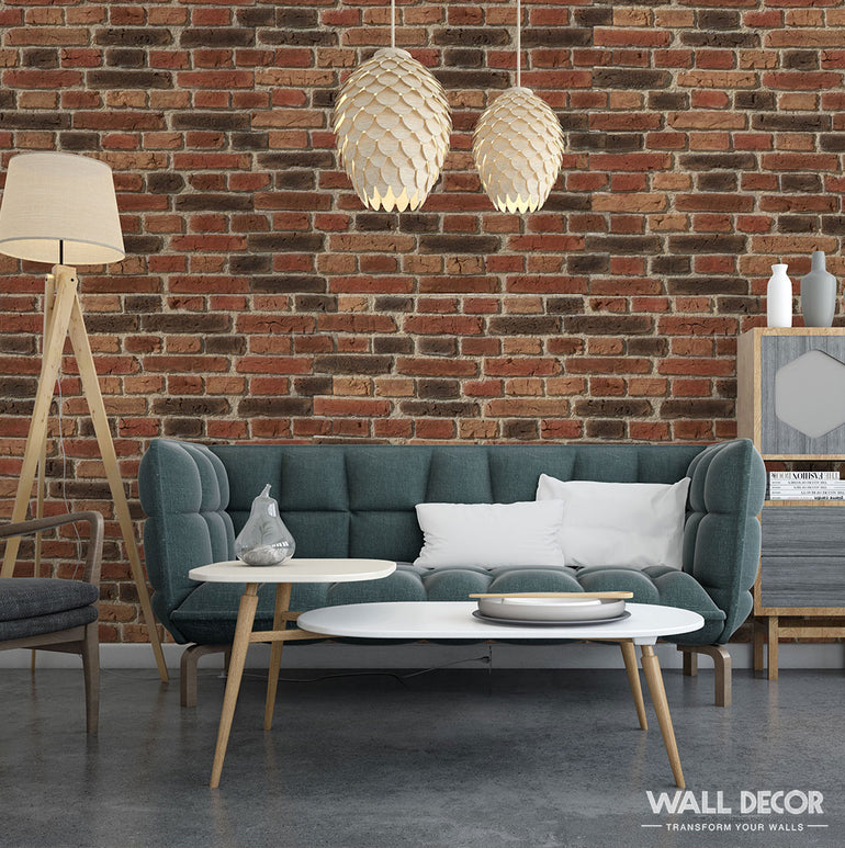 Un salon moderne avec un canapé touffeté bleu, des tables basses rondes blanches et des lampes suspendues comporte un mur d'accent Panespol™ Parement Brique Flammée - Country Brick. Logo Wall Decor en bas à droite.