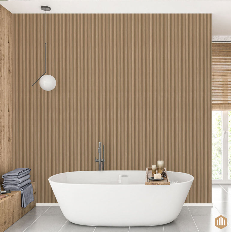 Salle de bain moderne avec une baignoire autoportante blanche, un plateau en bois pour les serviettes et les bougies, des panneaux muraux en bois Acoupanel™ Panneau Tasseau Hydrofuge effet Chêne Naturel, une lampe suspendue ronde, et des serviettes soigneusement empilées sur des étagères en bois pour une sensation de spa.
