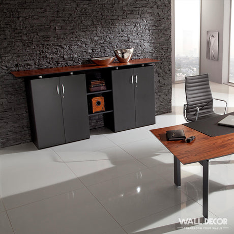 Bureau moderne comprenant un mur d'accent Plaque Pierre Noire mate - Laja (2,85m x 1,3m) de Covering Panels™, des armoires noires épurées, un comptoir et un bureau en bois, un bol en métal, des étagères en bois avec décor, une chaise noire, et un sol en carrelage blanc brillant.