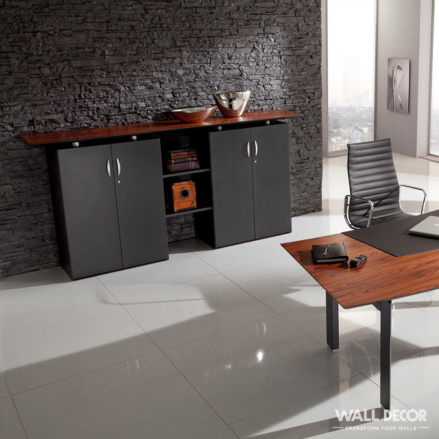 Bureau moderne comprenant un mur d'accent Plaque Pierre Noire mate - Laja (2,85m x 1,3m) de Covering Panels™, des armoires noires épurées, un comptoir et un bureau en bois, un bol en métal, des étagères en bois avec décor, une chaise noire, et un sol en carrelage blanc brillant.
