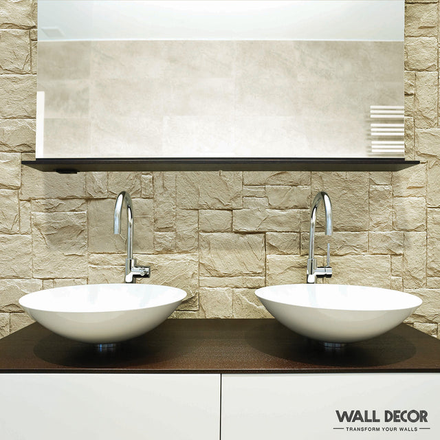 Salle de bain moderne avec deux vasques blanches, des robinets chromés, un comptoir sombre et un mur Plaque Pierre crème - Style Travertin (2,85m x 1,3m) par Covering Panels™. Un grand miroir est fixé au-dessus des lavabos. Marque visible dans le coin inférieur droit.