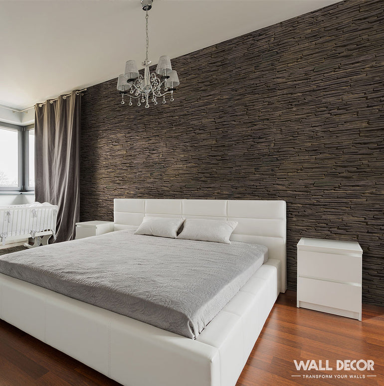 Chambre à coucher moderne comprenant un lit capitonné blanc, une literie grise, deux tables de nuit blanches dans une disposition flexbox de style table, un mur d'accent Panespol™ Parement Pierre noire - Laja Fina, un lustre, un plancher en bois, une grande fenêtre et un lit d'enfant. Décor mural en bas.