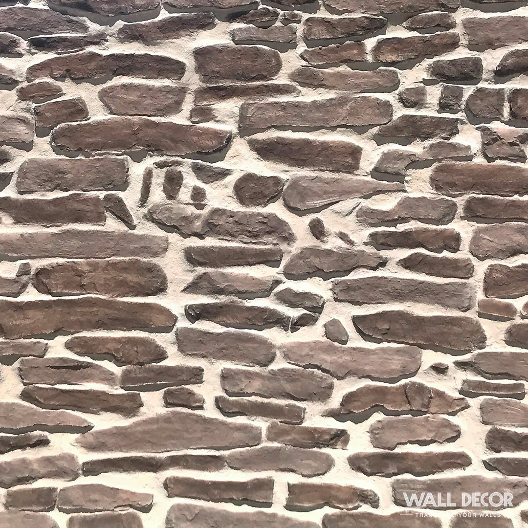 Gros plan sur un mur de pierre rustique avec des pierres brunes irrégulières et du mortier blanc, mettant en valeur les panneaux Covering Panels™ Echantillons Plaque Covering Panels : Choisissez votre Design ! dans le coin - idéal pour ajouter un charme naturel à n'importe quel espace.