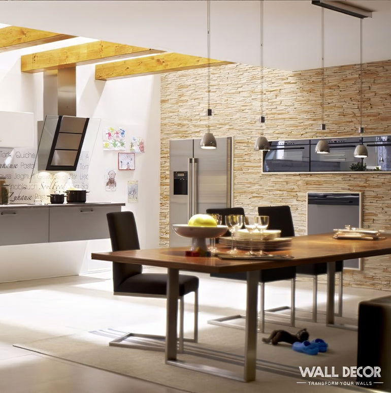 Cuisine et salle à manger modernes présentant un mur d'accent en pierre Panespol™ Parement Pierre beige - Laja Fina, des poutres en bois, des appareils en acier inoxydable, des meubles contemporains, des luminaires suspendus et des dessins d'enfants affichés sur un mur blanc.