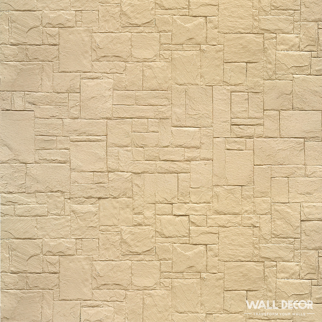 Plaque Pierre Ocre - Style Travertin (2,85m x 1,3m : 3,7 m²) de Covering Panels™ présente un motif mural en pierre beige composé de rectangles et de carrés à l'aspect texturé. Le logo "Wall Decor" et le slogan "Transformez vos murs" apparaissent dans le coin inférieur droit.