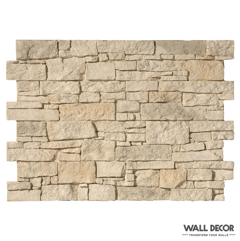 Le Parement Pierre Terruel claire de Panespol™ présente une section de mur en pierre beige et tan avec des pierres rectangulaires et de forme irrégulière de tailles variées, disposées de manière empilée.