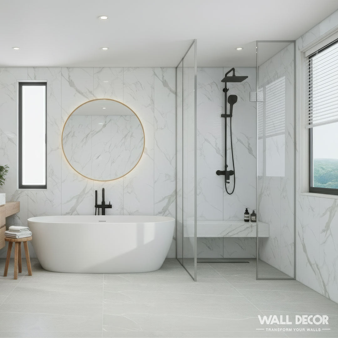 Salle de bains lumineuse et minimaliste, avec Panneaux SPC Marbre Blanc Oslo de Murs 3D by Wall Decor (boîte de deux panneaux de 2,6 m x 40 cm) sur les murs, avec une baignoire autoportante blanche, des luminaires noirs, un grand miroir et une cabine de douche en verre.