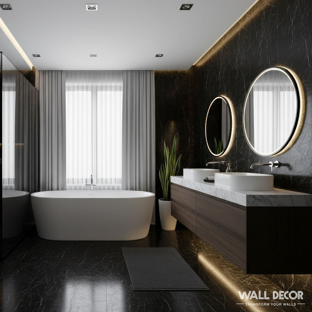 Salle de bain moderne avec Panneaux SPC Marbre Noir Berlin (Murs 3D by Wall Decor) sur les murs et le sol, baignoire blanche près de hautes fenêtres, deux lavabos avec miroirs ronds, une plante verte, décor minimal. Logo WALL DECOR en bas à droite.