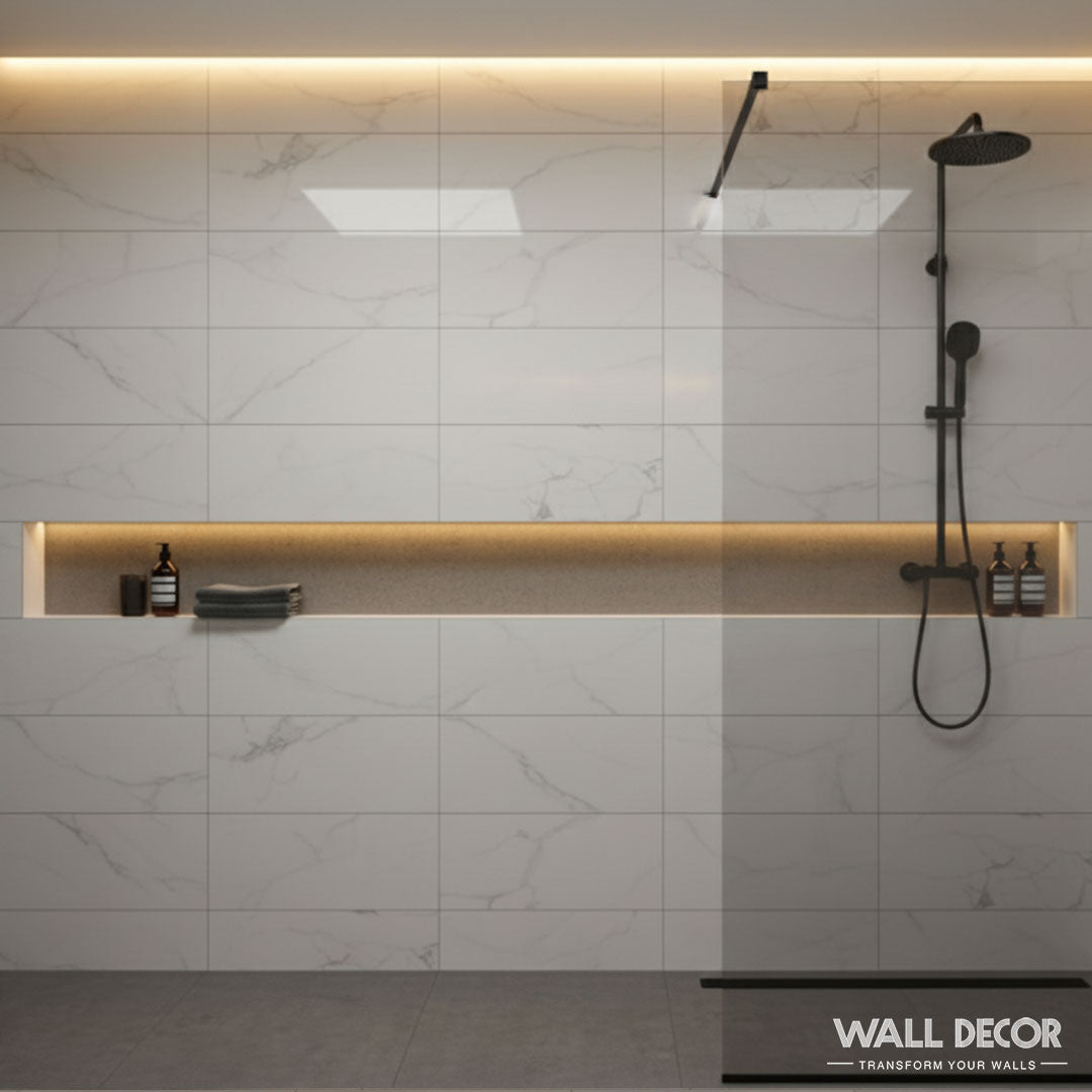 Salle de bain moderne avec Murs 3D de Wall Decor Panneaux SPC Marbre Blanc Oslo (boîte de 6 plaques 600mm x 300mm), avec une étagère murale encastrée, une douche à effet pluie noire et un éclairage doux et chaleureux. Logo WALL DECOR en bas à droite.