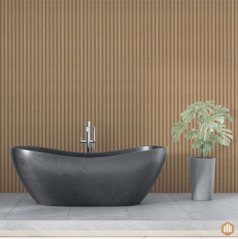 Une salle de bain moderne avec une baignoire autoportante noir mat, une grande plante en pot et un mur d'accent Acoupanel™ Panneau Tasseau Hydrofuge effet Chêne Naturel pour une élégance naturelle de style chêne.