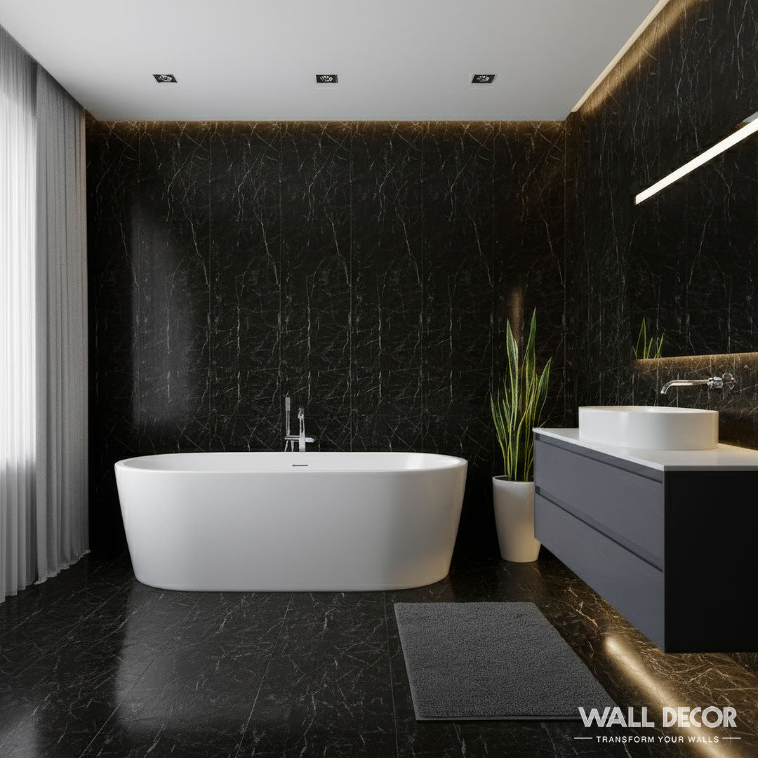 Salle de bains moderne avec murs et sol en marbre noir, panneaux SPC Marbre Noir Berlin (Murs 3D de Wall Decor), baignoire blanche autoportante, tapis gris, meuble-lavabo flottant foncé, grand miroir, plante en pot, rideaux diaphanes, et logo Wall Decor dans l'angle.