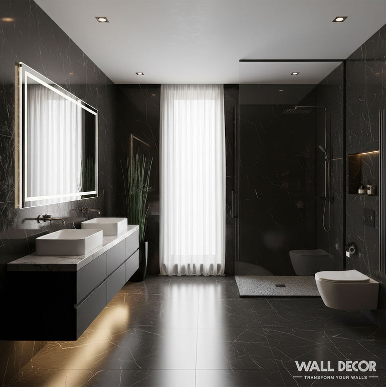 Salle de bains moderne avec Panneaux SPC Marbre Noir Berlin by Murs 3D sur les murs et le sol, meuble-lavabo à double vasque, miroir éclairé, toilettes murales, plante haute, cabine de douche en verre, et rideau blanc transparent sur une fenêtre haute.