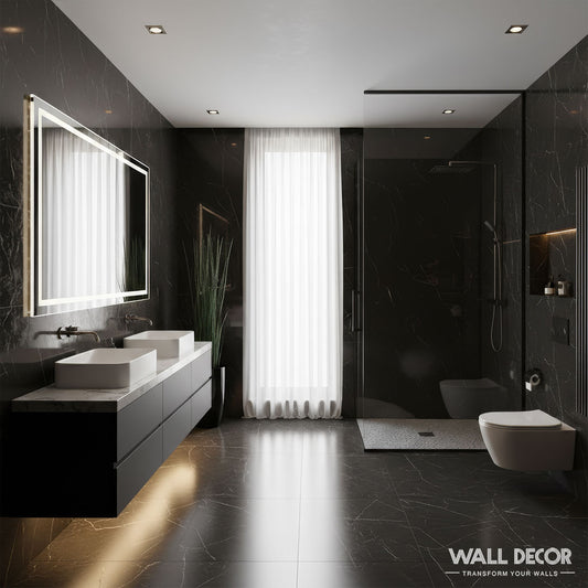 Salle de bains moderne avec Panneaux SPC Marbre Noir Berlin by Murs 3D sur les murs et le sol, meuble-lavabo à double vasque, miroir éclairé, toilettes murales, plante haute, cabine de douche en verre, et rideau blanc transparent sur une fenêtre haute.