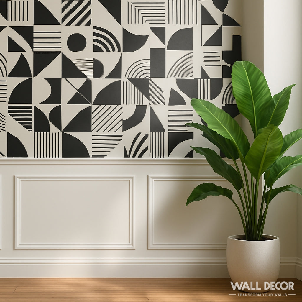 Une chambre moderne présente Kit Moulures Soubassement Alexis - Style Haussmannien Classique by MURS 3D by WALL DECOR, avec des murs géométriques noirs et blancs, des lambris blancs, des sols en bois et une plante en pot verte.