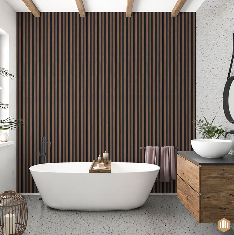 Salle de bain moderne avec une baignoire blanche autoportante, un chariot de bain en bois, un meuble-lavabo flottant et un lavabo, un miroir rond, des poutres apparentes, une plante en pot et un mur de panneaux Acoupanel™ Panneau Tasseau Hydrofuge effet Chêne Brun - Fond noir par Acoupanel™.