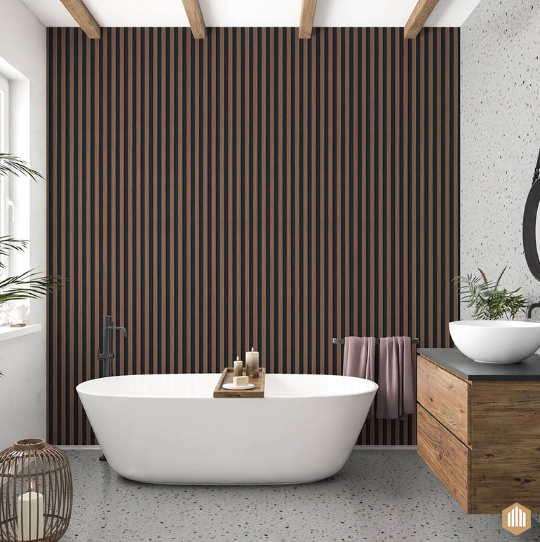 Salle de bain moderne comprenant une baignoire blanche autoportante devant un Acoupanel™ Panneau Tasseau Hydrofuge effet Chêne Brun - Fond noir mur d'accent, avec des poutres de plafond en bois, un meuble-lavabo en bois, un évier à vasque, et une fenêtre lumineuse et naturelle.