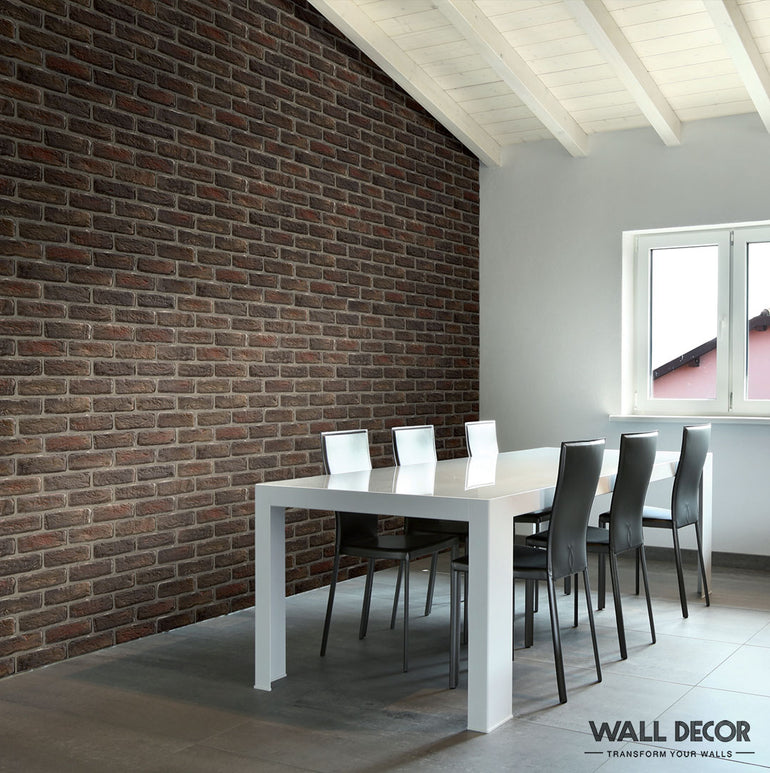 Une salle à manger moderne comprend une table blanche, six chaises noires et un superbe mur d'accent Panespol™ Urban Brick 